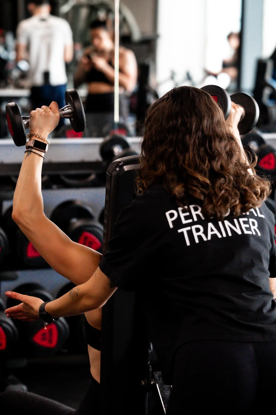 Jeanne accompagne une cliente chez Rituel Sport Club à Saint-Jorioz